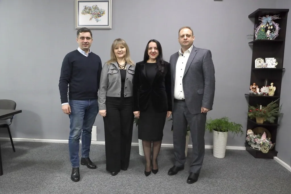 Група людей позує в офісі