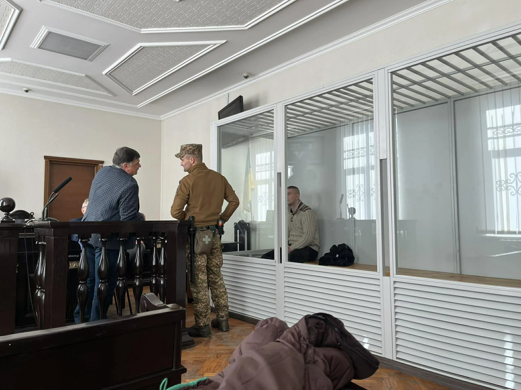 Судове засідання з підсудним у скляній кабіні