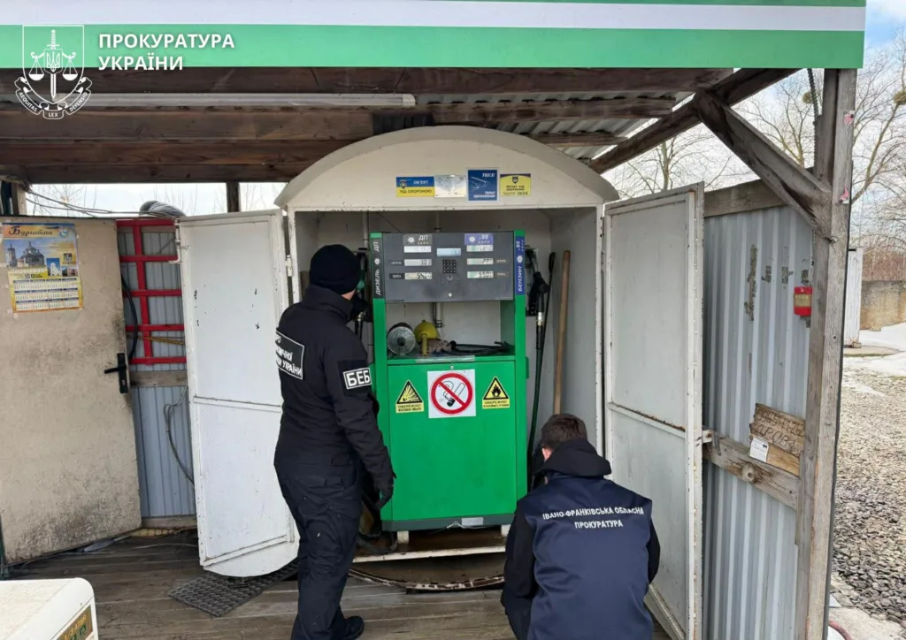 Правоохоронці оглядають паливну колонку на заправці