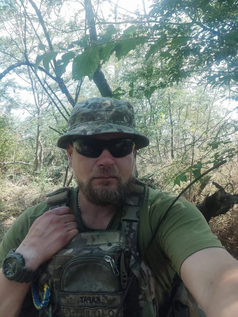 Військовий у камуфляжі в лісі