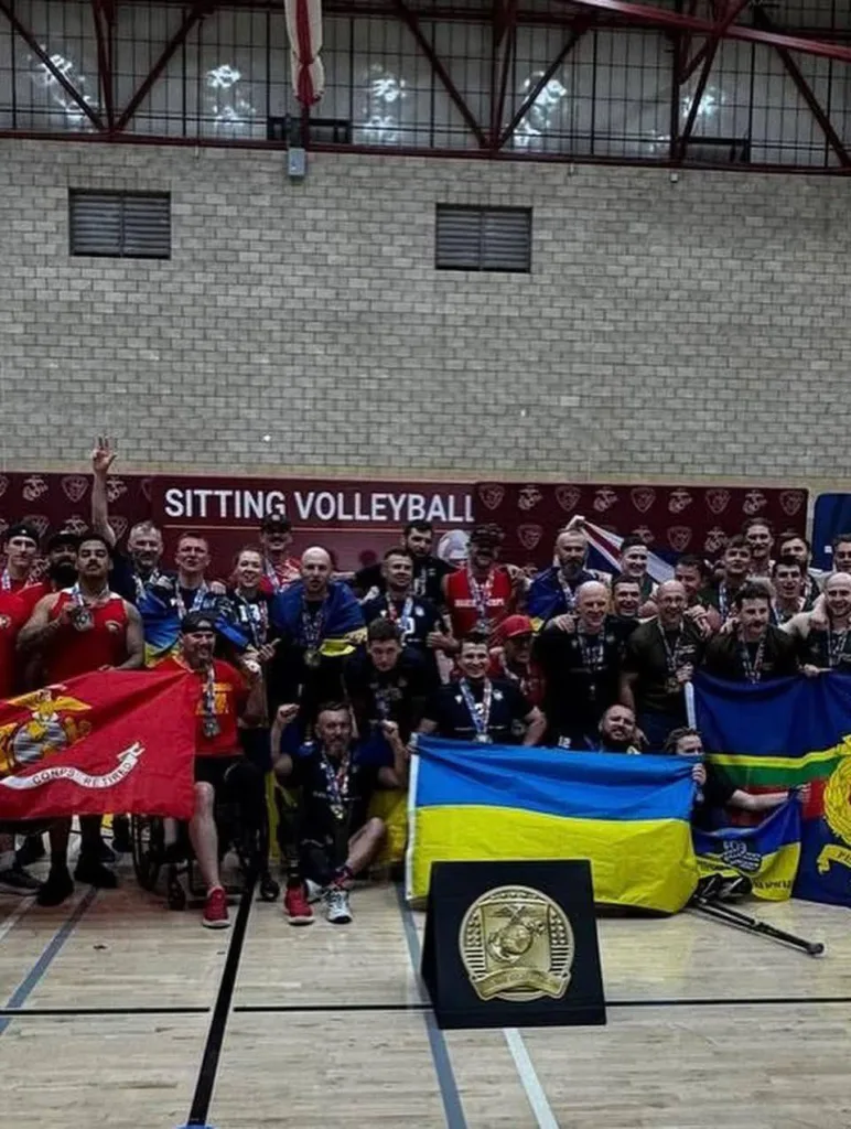 Команди сіті-волейболу з українським прапором на турнірі