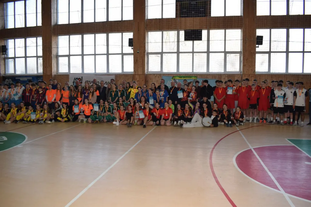 Шкільні команди на спортивному змаганні в залі