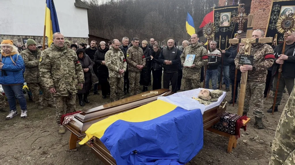 Похорон українського військового з прапором України