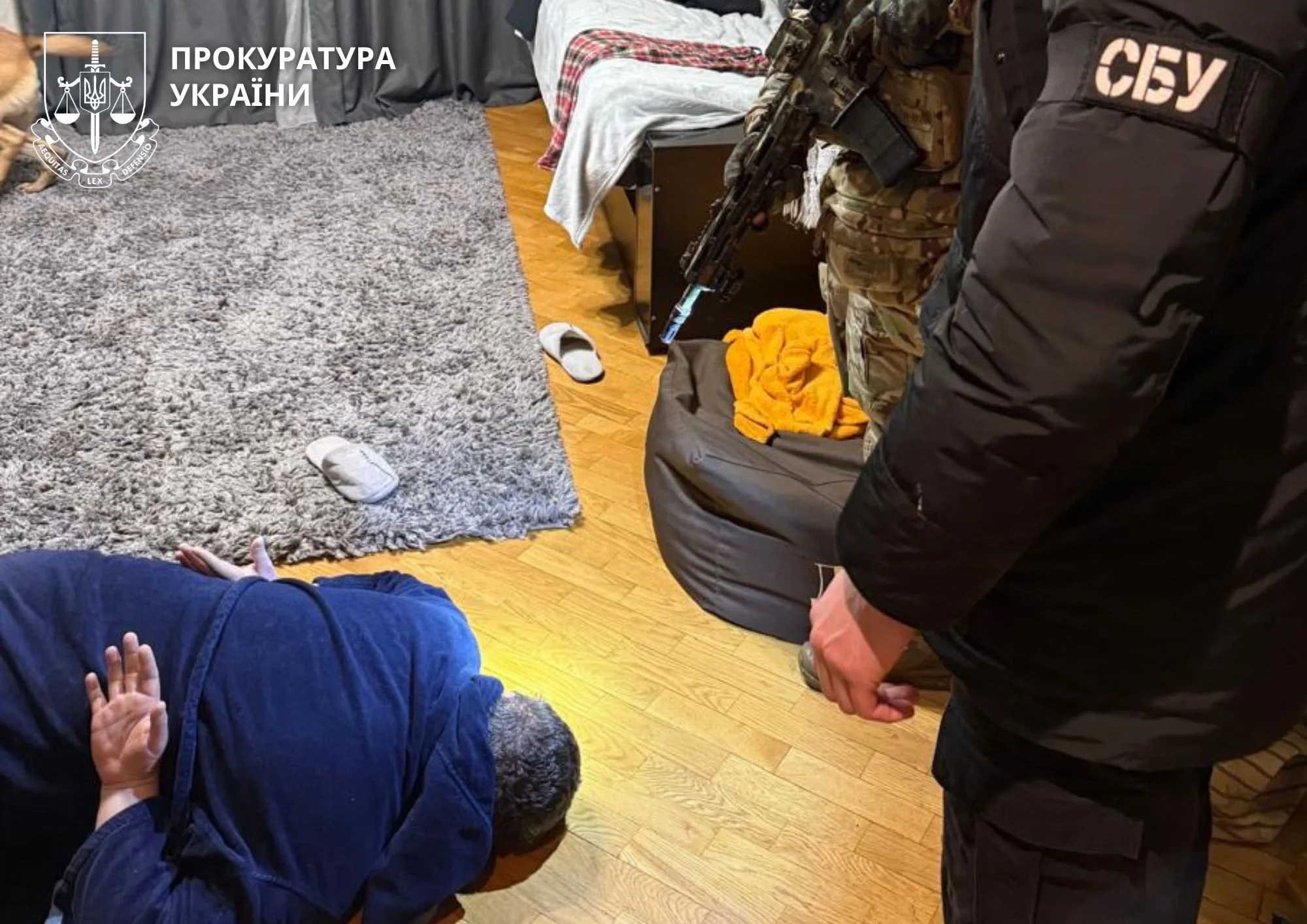 Затримання людини співробітниками СБУ в кімнаті