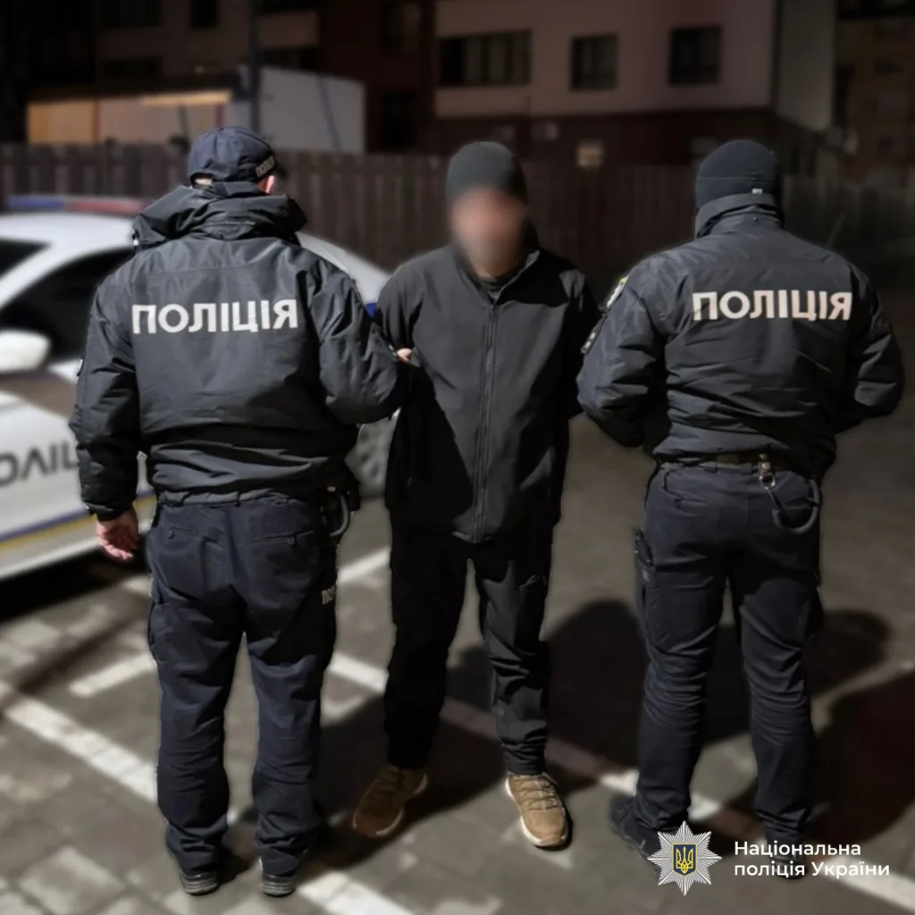 Поліція України затримує підозрюваного вночі
