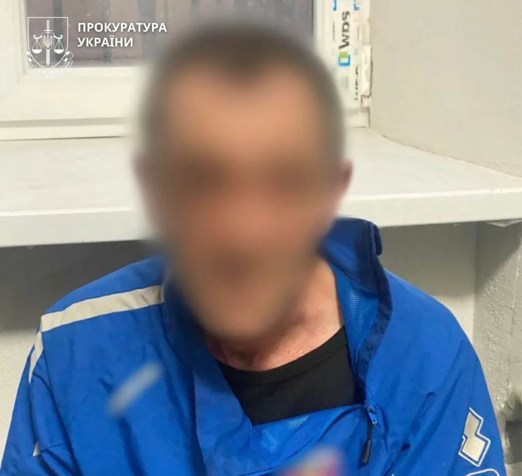 Чоловік у синій куртці в приміщенні прокуратури