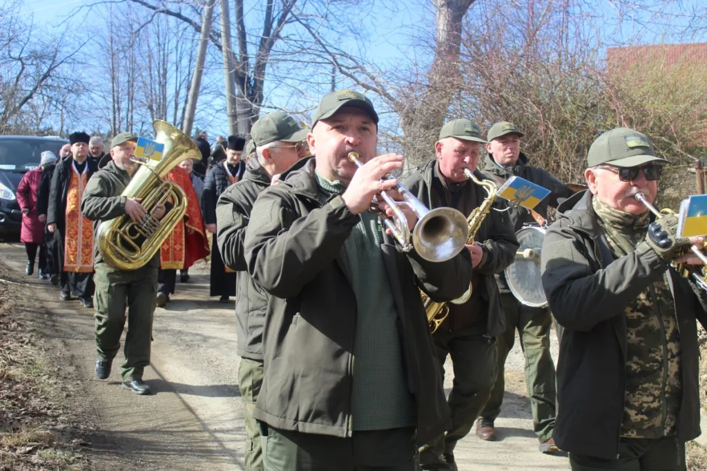 Військовий оркестр грає на вулиці України