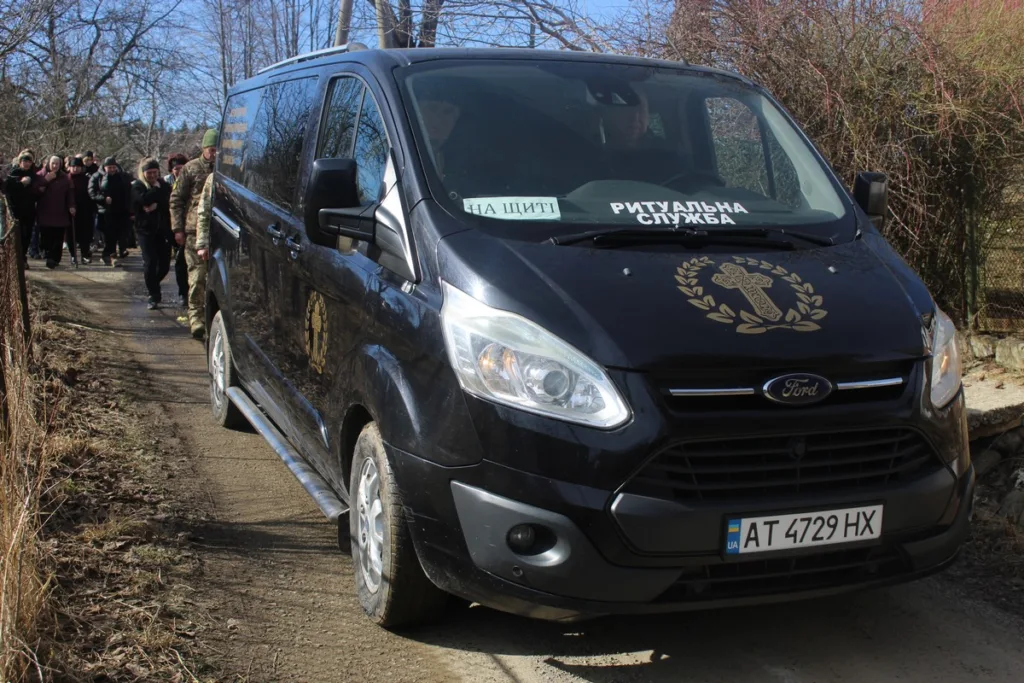 Похоронний кортеж у сільській місцевості