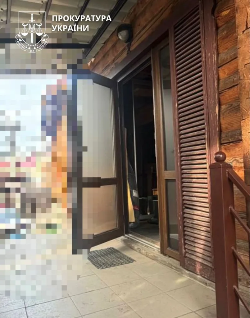 Вхід до дерев'яного будинку з відчиненими дверима