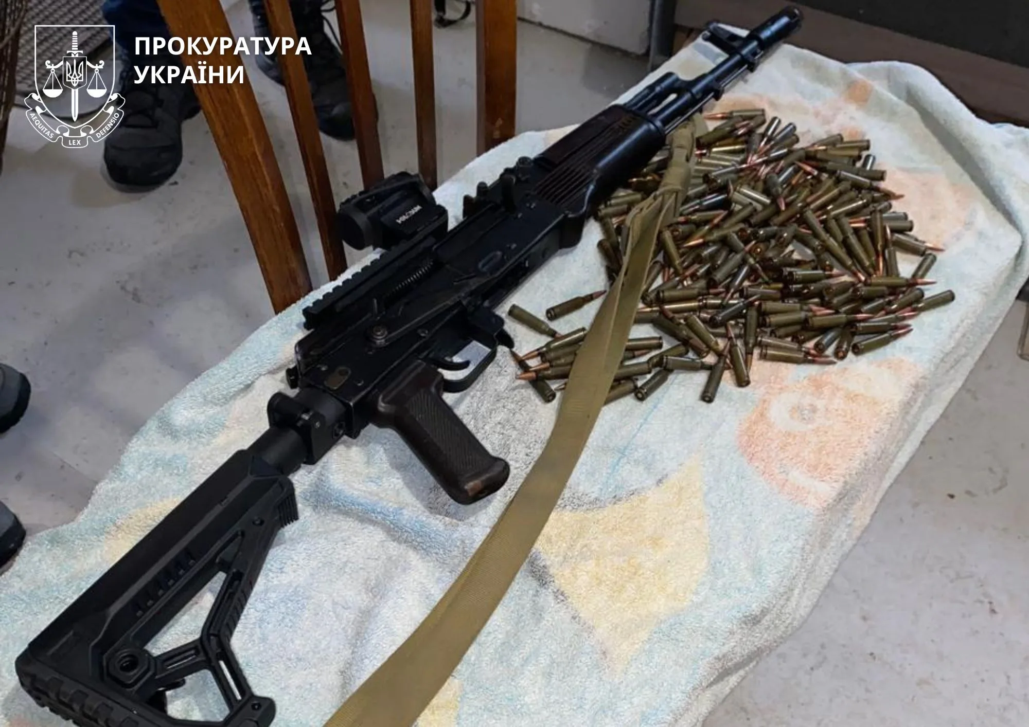 Автоматична гвинтівка та набої на столі