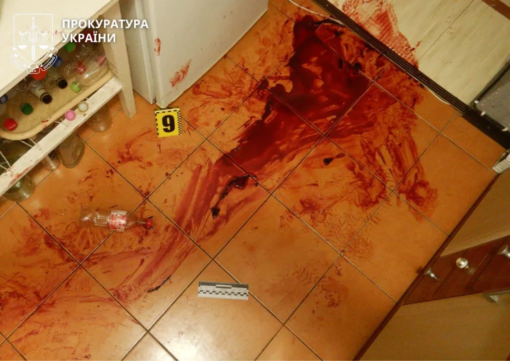 Сліди крові на підлозі кухні, доказ поліції
