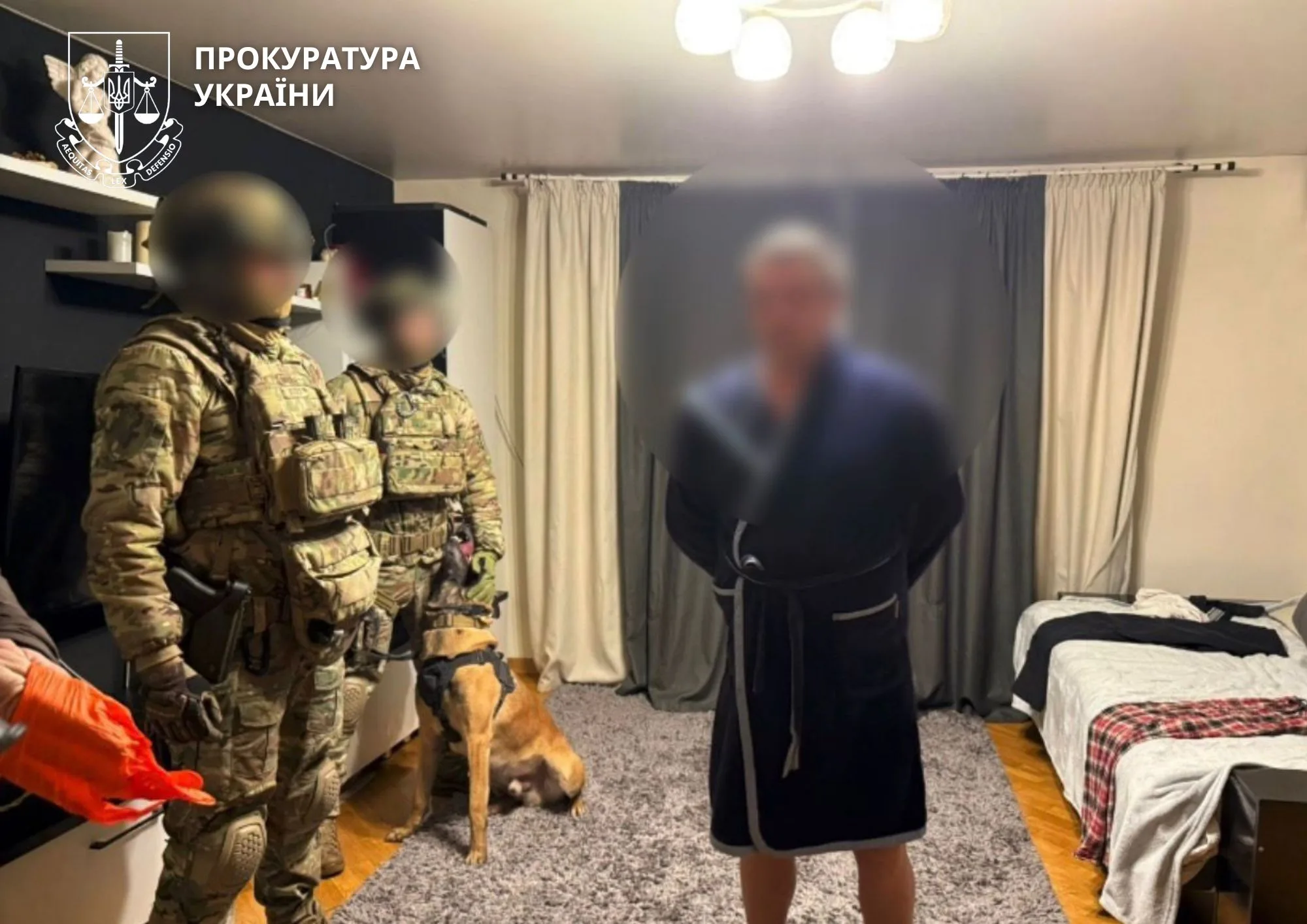 Обшук у квартирі, військові з собакою