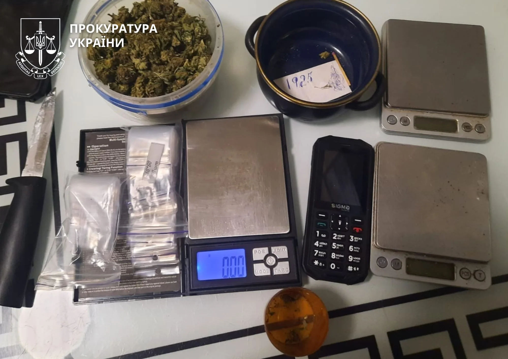 Докази з наркотиками, вагами та телефоном