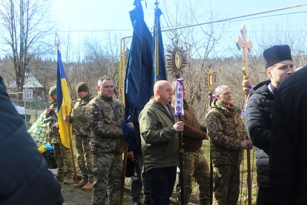 Українські військові з прапорами на церемонії пам’яті