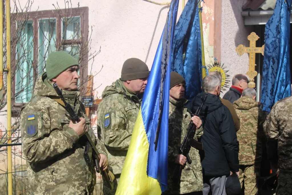 Українські військові з прапорами на церемонії