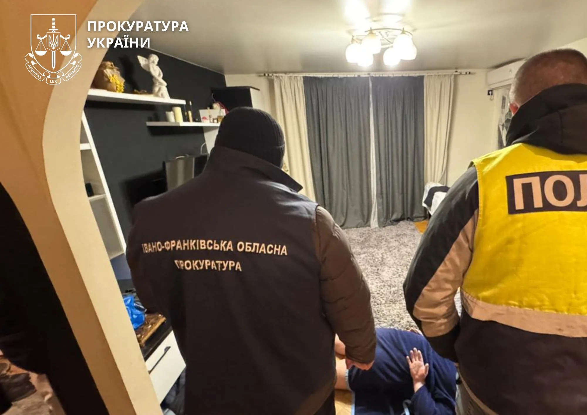 Поліція та прокуратура проводять обшук у квартирі