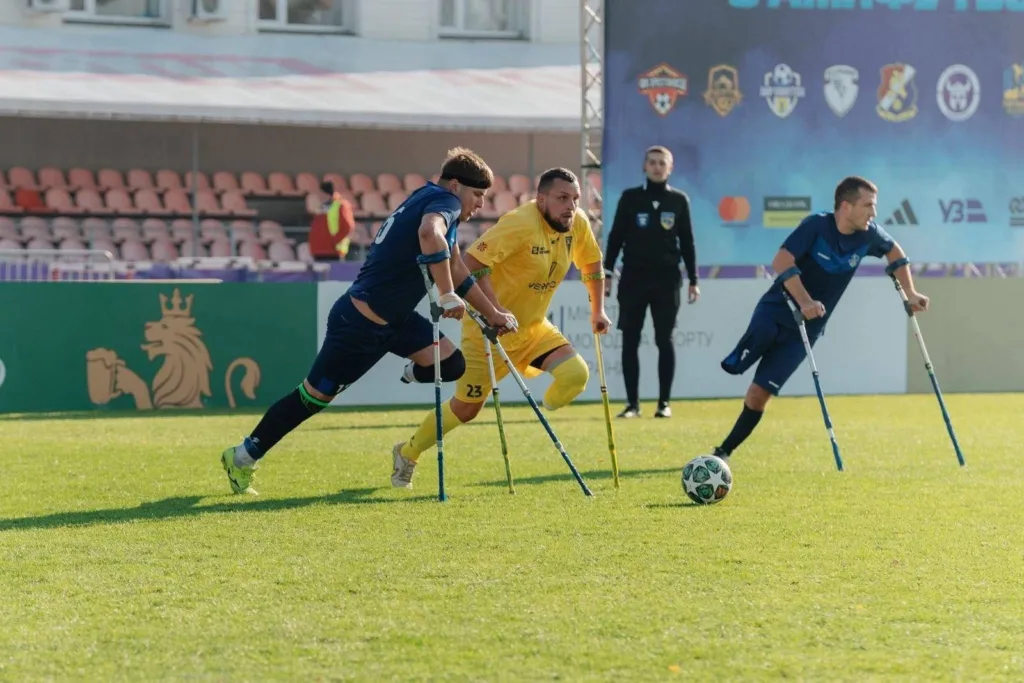 Футболісти на милицях грають у матч на полі