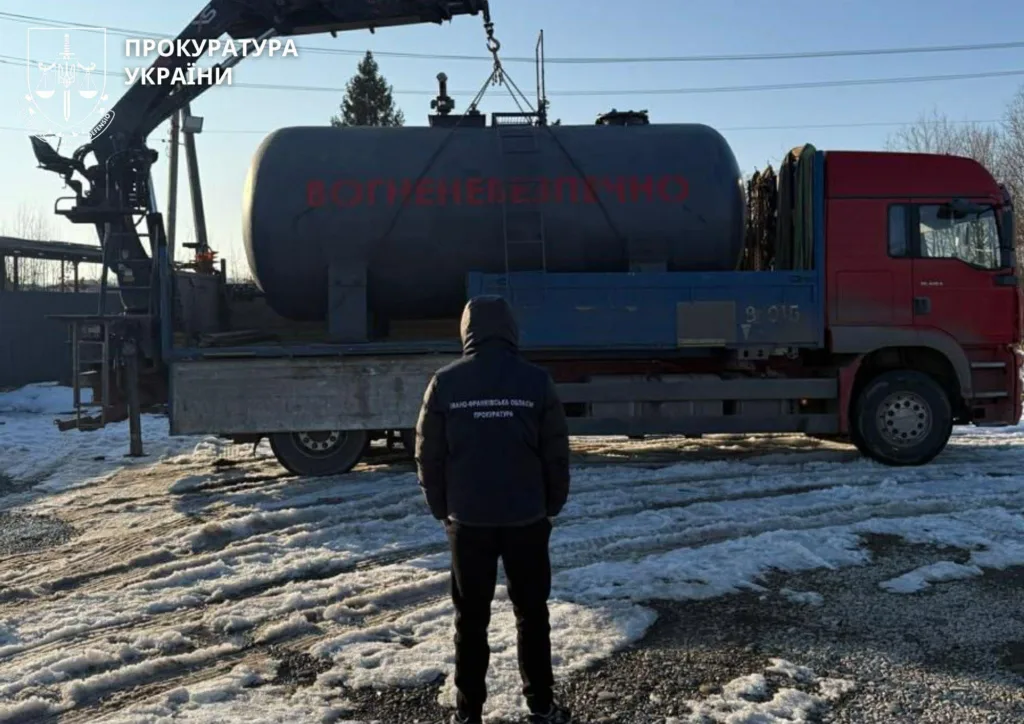 Прокуратура оглядає вантажівку з цистерною небезпечних речовин
