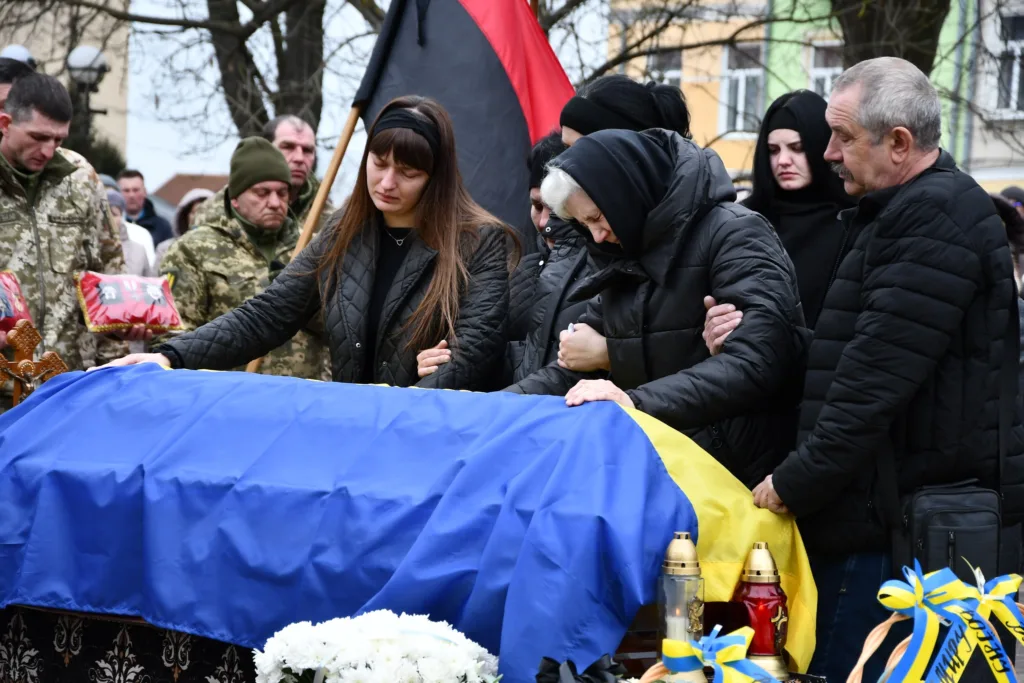 Прощання з військовим, труна в українському прапорі