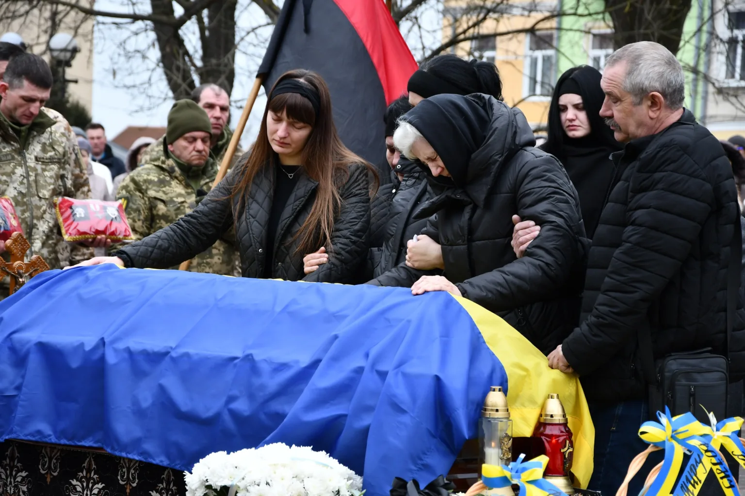 Прощання з військовим, труна в українському прапорі