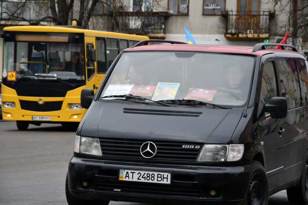 Чорний мікроавтобус Mercedes на міській вулиці