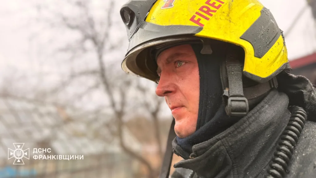 Український пожежник у жовтому шоломі під час роботи