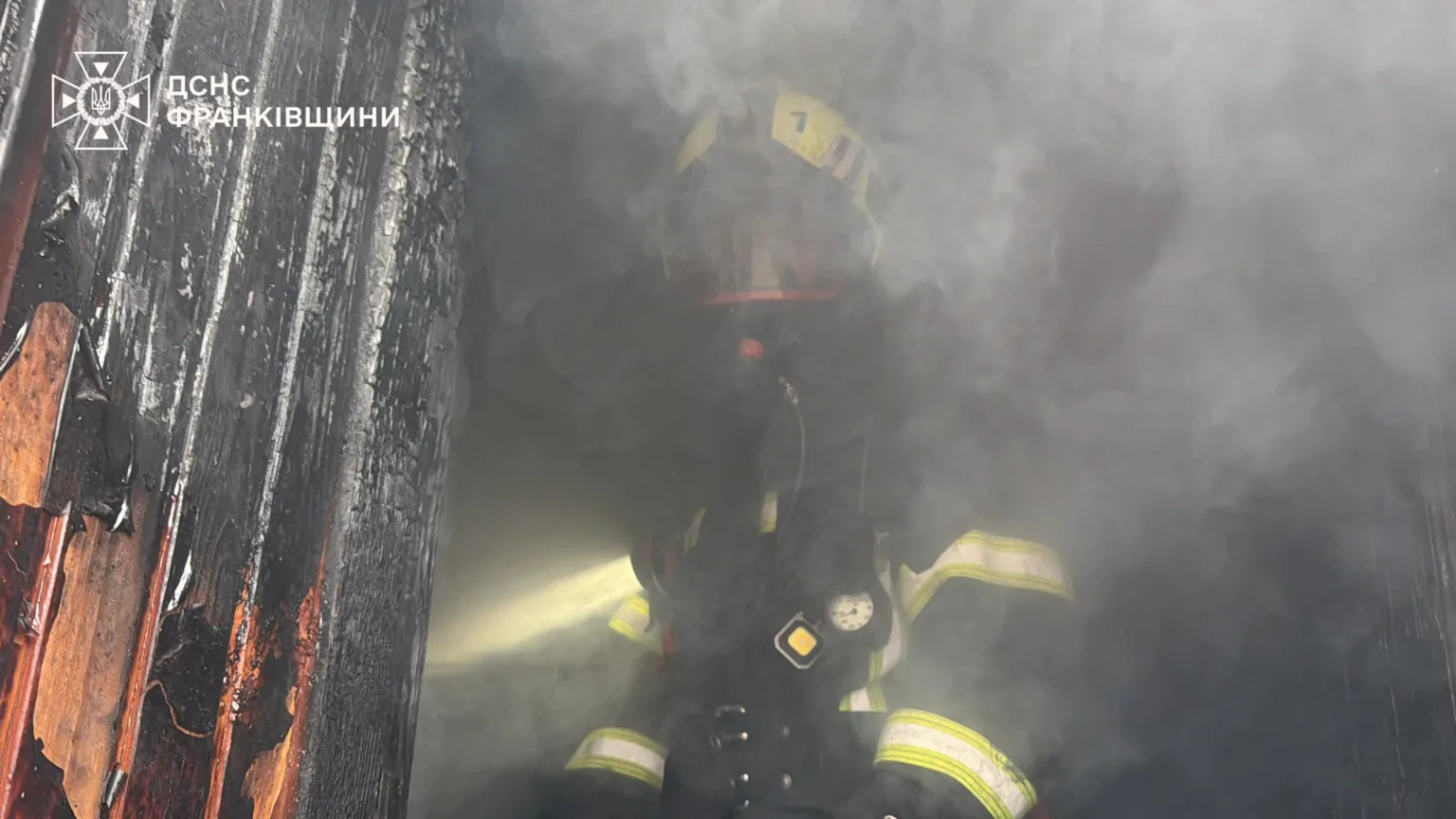 Пожежник працює у густому димі під час гасіння