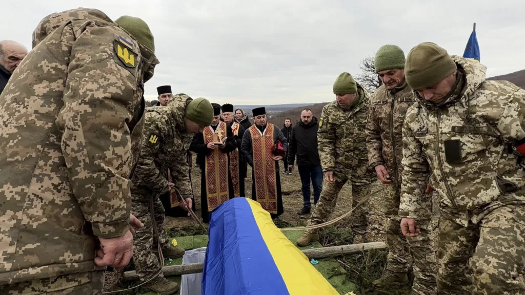 Військові ховають героя під прапором України
