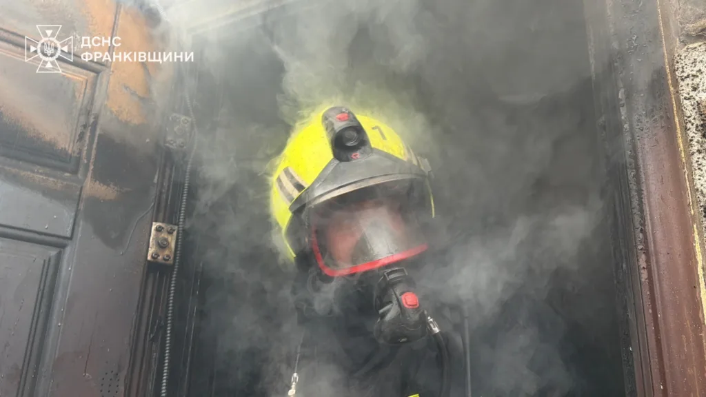 Пожежник у димі під час гасіння пожежі