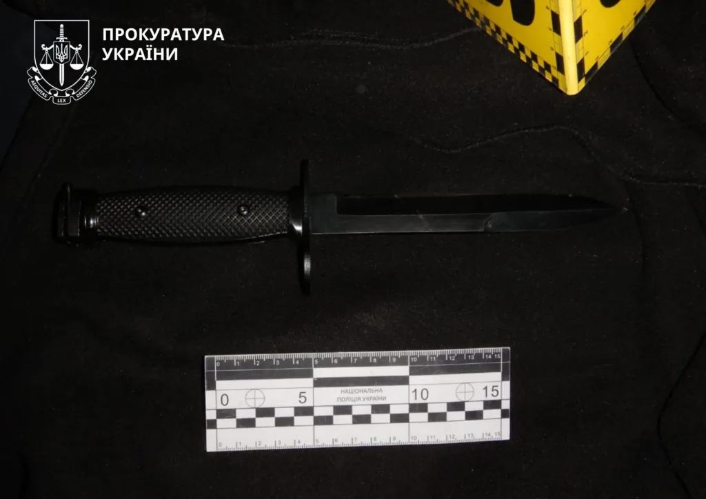 Чорний ніж із вимірювальною лінійкою на фоні