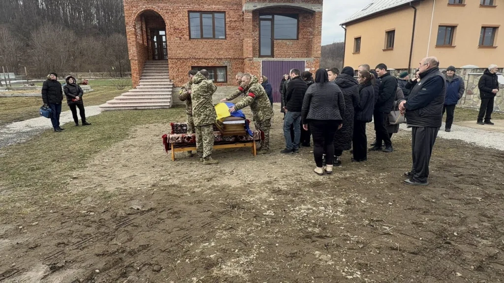 Військові з прапором України під час похорону