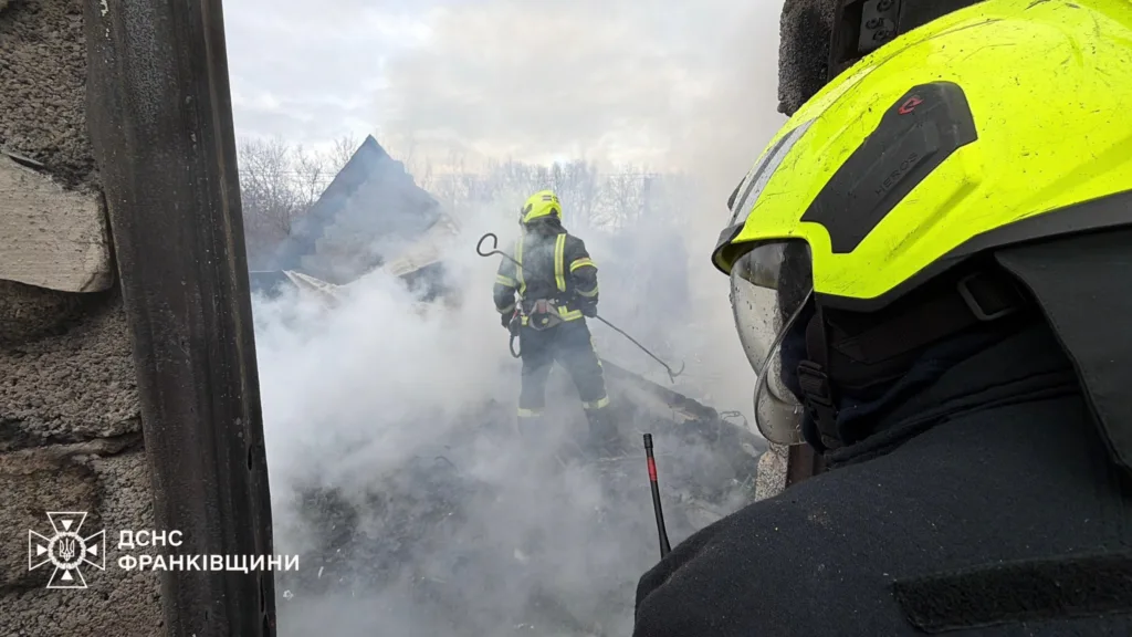 Пожежники гасять дим після пожежі в будинку