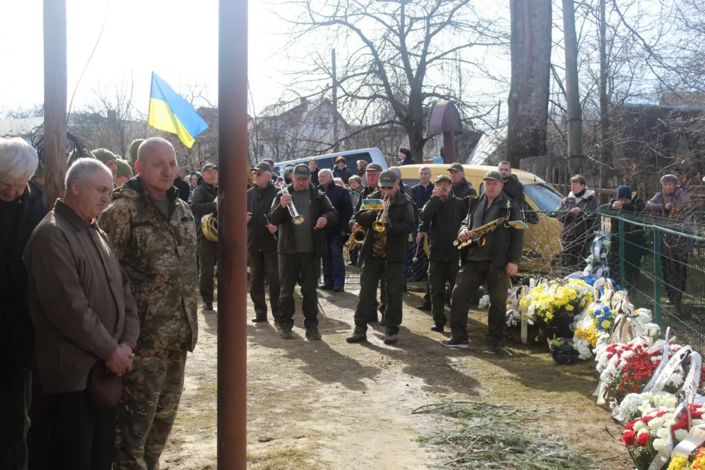 Люди вшанували пам'ять загиблого військового в Україні