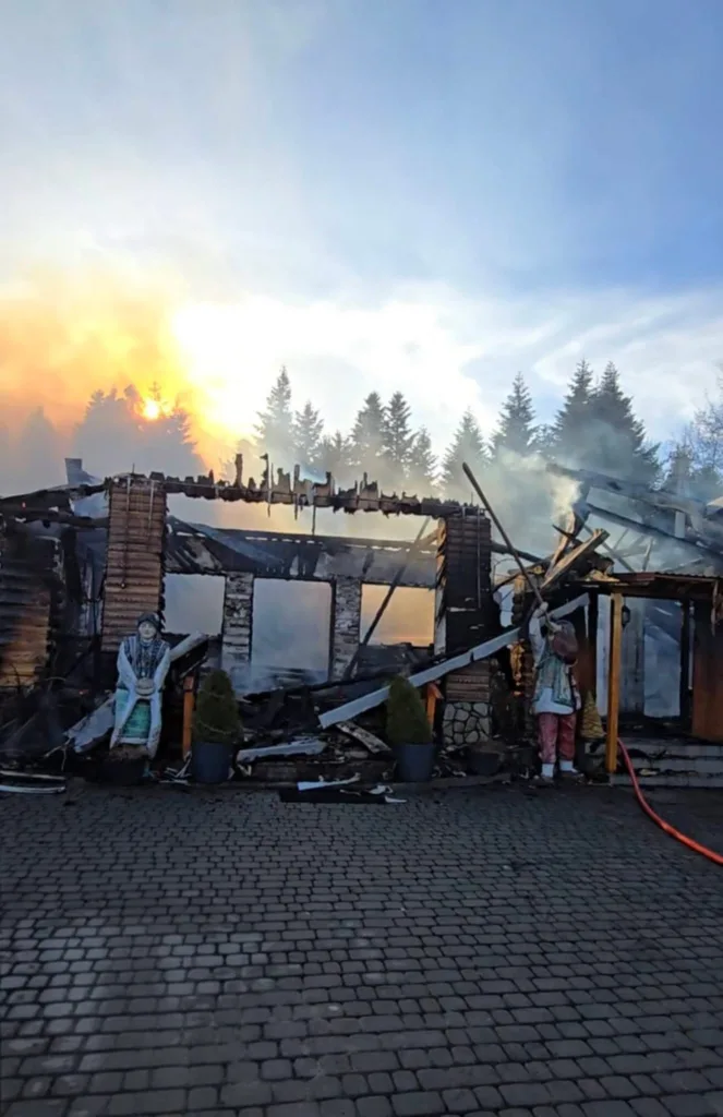 Згорілий будинок після пожежі у гірській місцевості