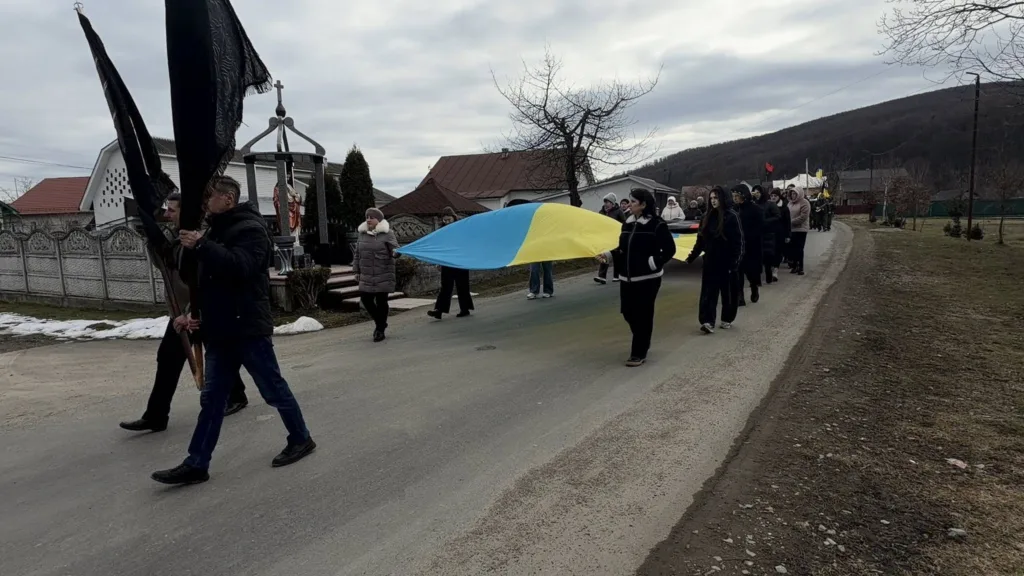 Хода з великим українським прапором у селі