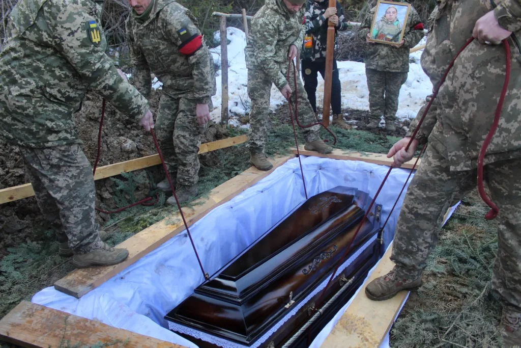 Військові прощаються з побратимом на похороні