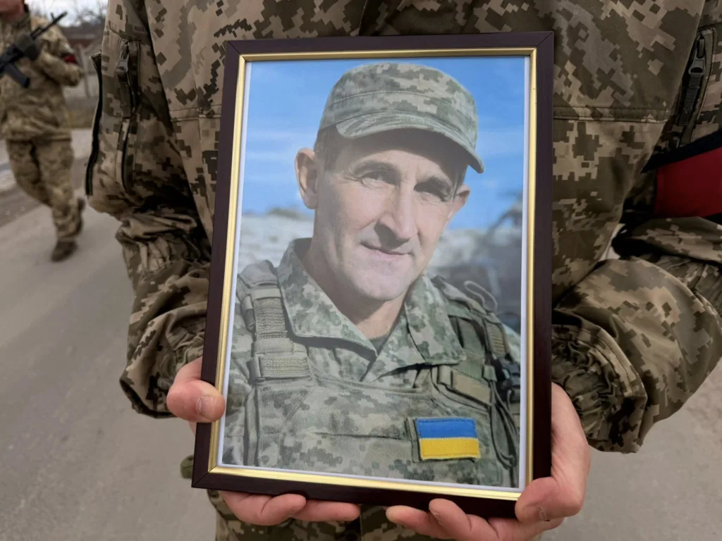 Військовий тримає фото українського солдата