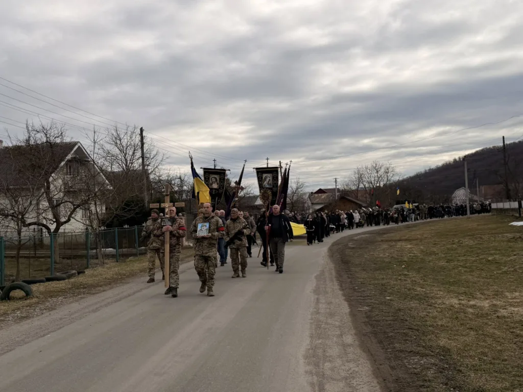 Похоронна процесія військових у сільській місцевості України