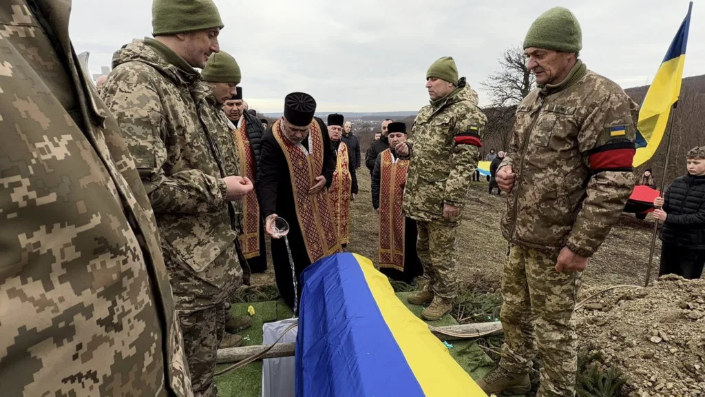 Похорон українського військового з прапором України
