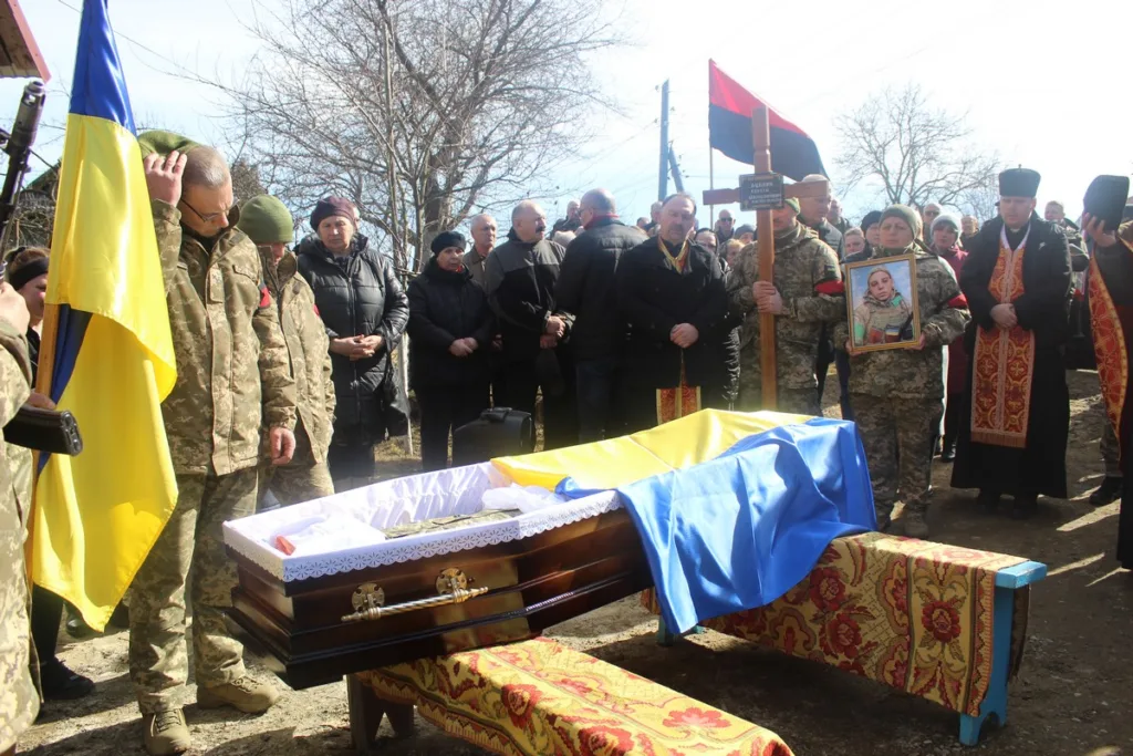 Похорон українського військового з державним прапором