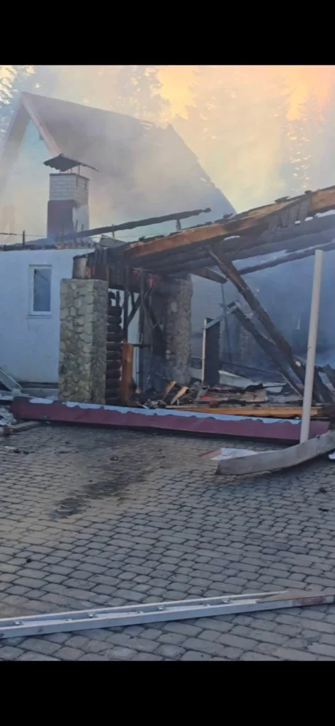 Зруйнований будинок після пожежі в горах