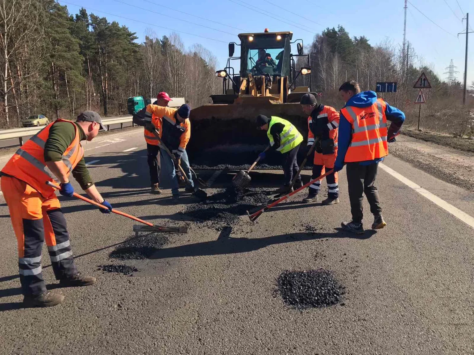 Робітники ремонтують асфальт на дорозі