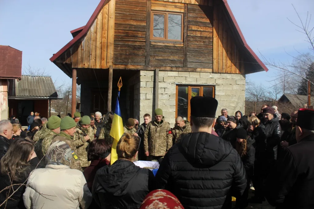 Прощання із військовим біля будинку в Україні