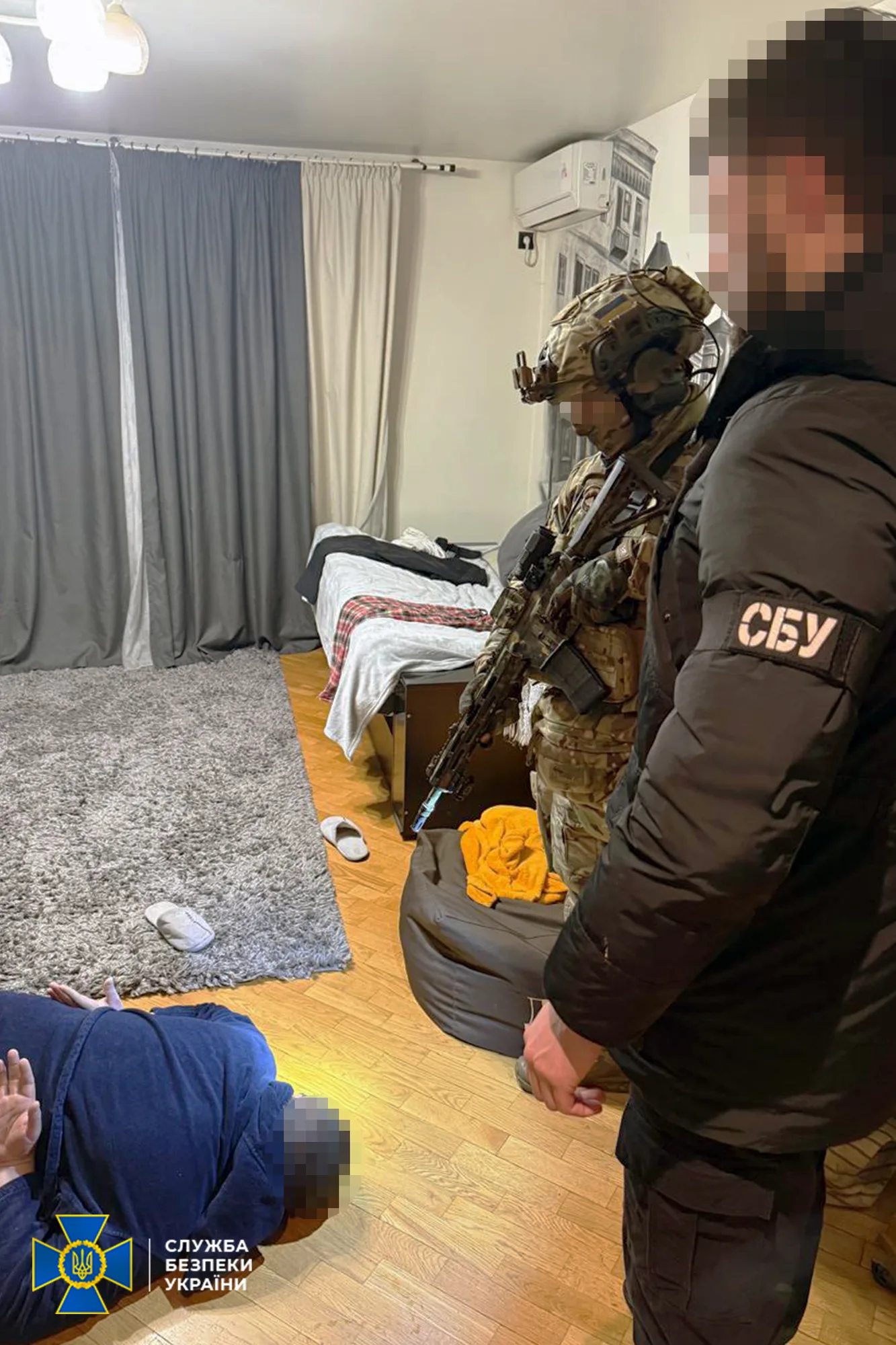 Операція СБУ затримання підозрюваного у квартирі