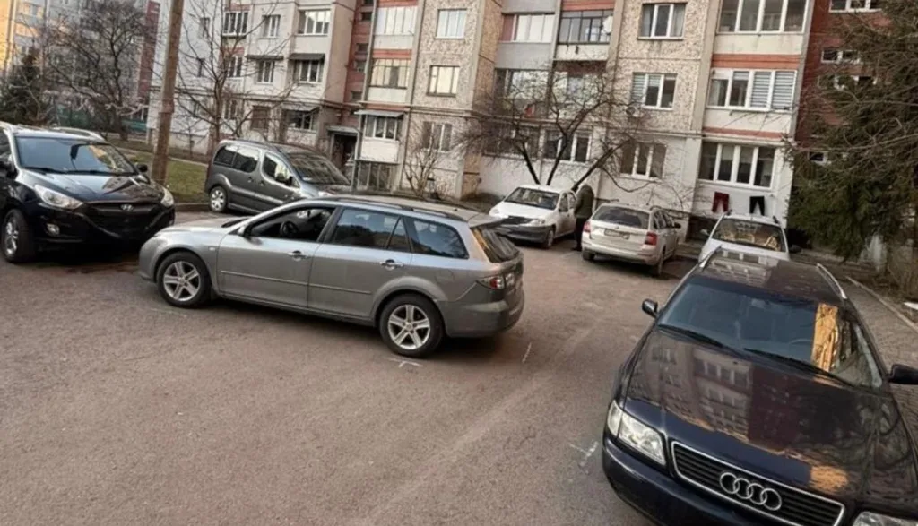 Авто припарковані біля багатоквартирного будинку