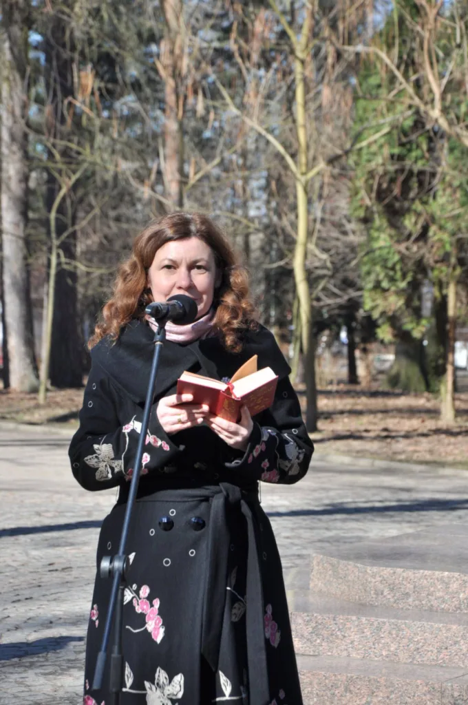 Жінка читає книгу на відкритому повітрі