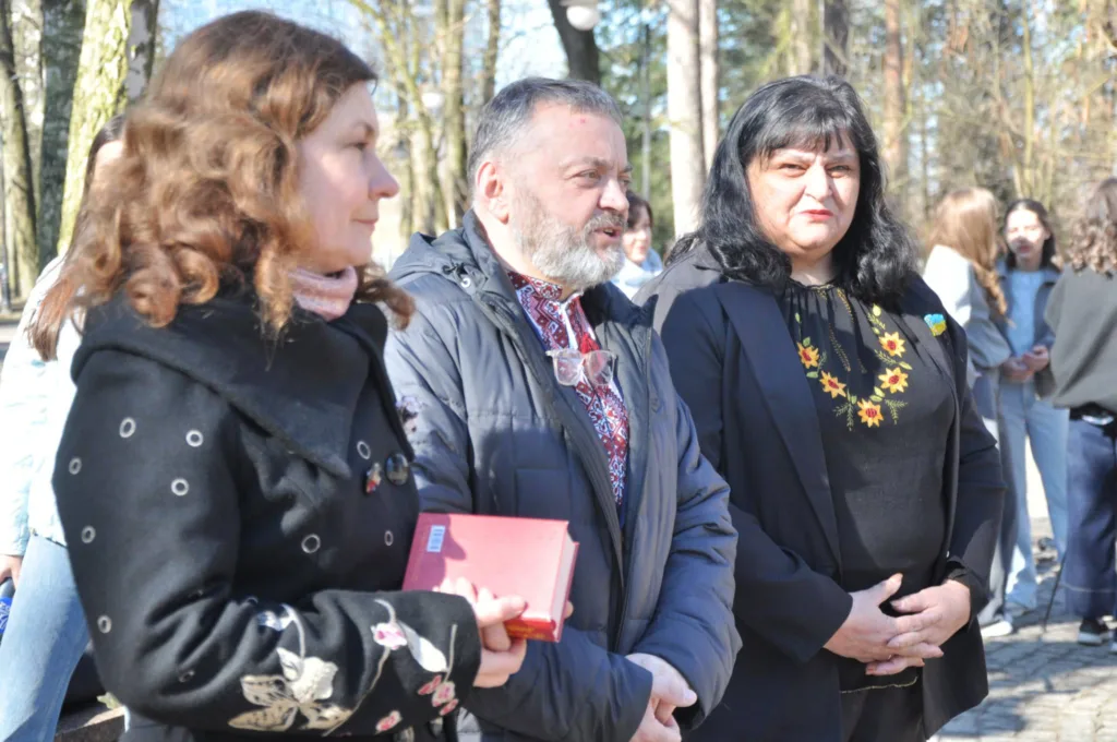 Люди на вуличному заході навесні