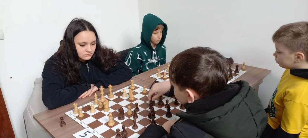 Діти грають у шахи на турнірі