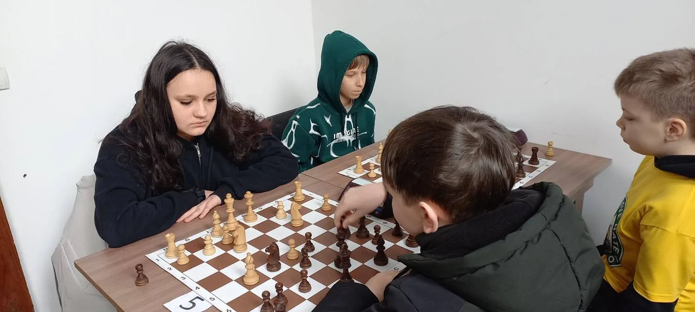Діти грають у шахи на турнірі