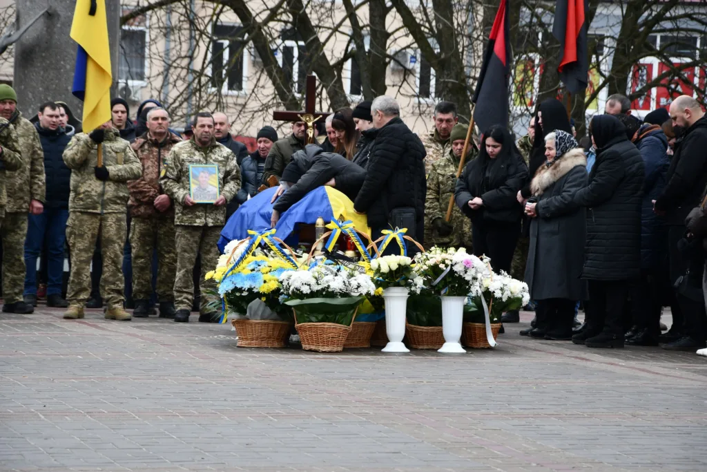 Прощання з полеглим військовим у Львові